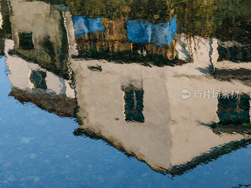 中国传统民居在湖上的倒影，安徽风格的建筑。