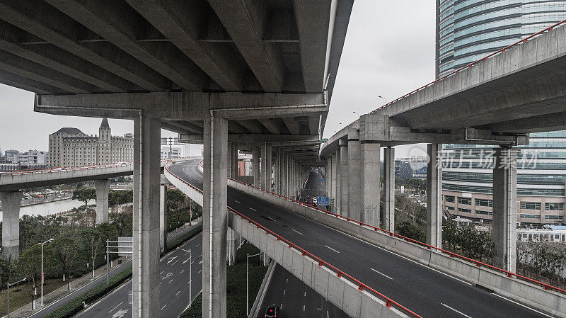 多云天气城市公路和立交桥鸟瞰图