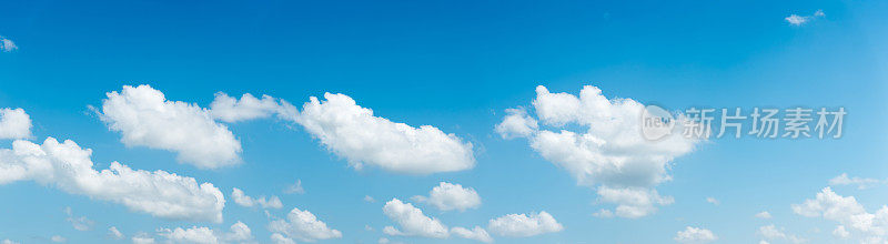 蓝天白云自然:清澈的蓝天，朴素的白云，空白的文字背景。
