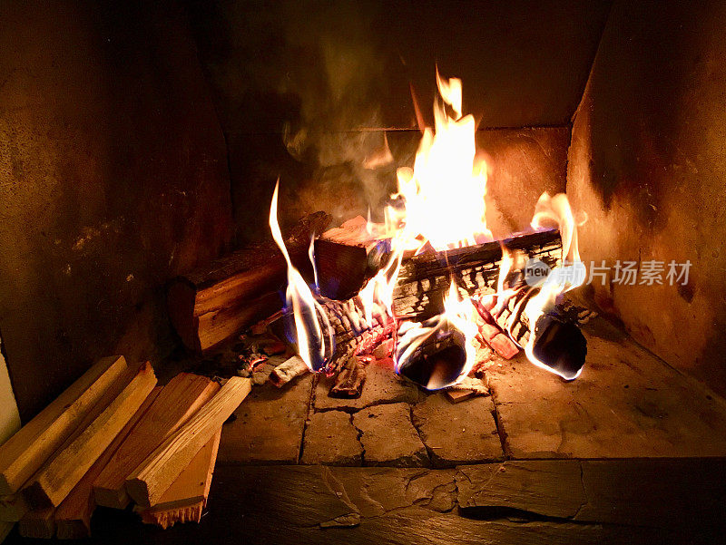 家里舒适的壁炉和燃烧的木头