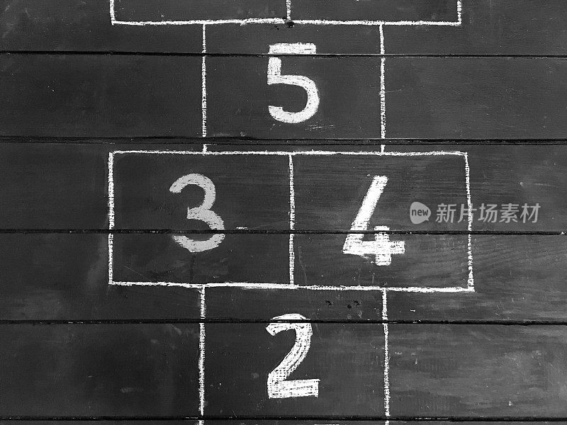 把数字2、3、4、5和粉笔写在黑板上