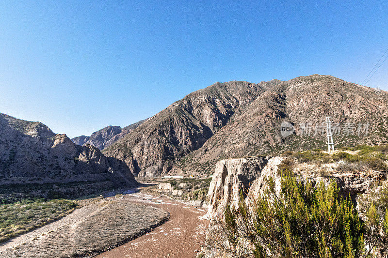 阿根廷门多萨公路山间的河流