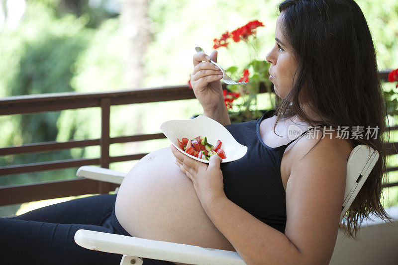 怀孕了，快乐的妈妈，吃着沙拉