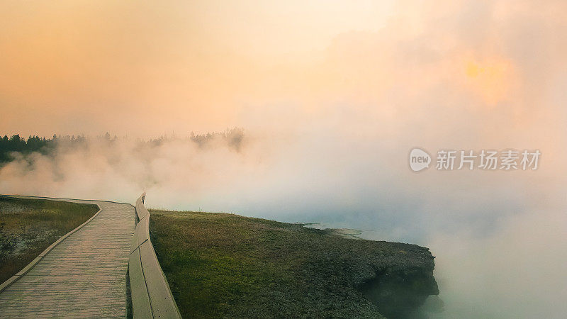 粉红色日出，火山温泉，蒸汽，木板路，黄石国家公园，怀俄明州