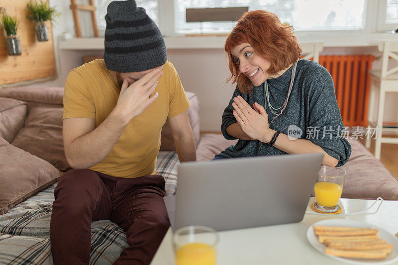 年轻女子请求男友在网上为她买礼物，在家里买一台笔记本电脑。