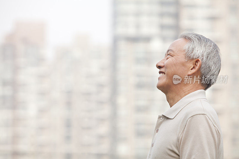 微笑的中国男子看向别处