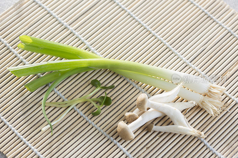 香菇，韭菜和豆芽