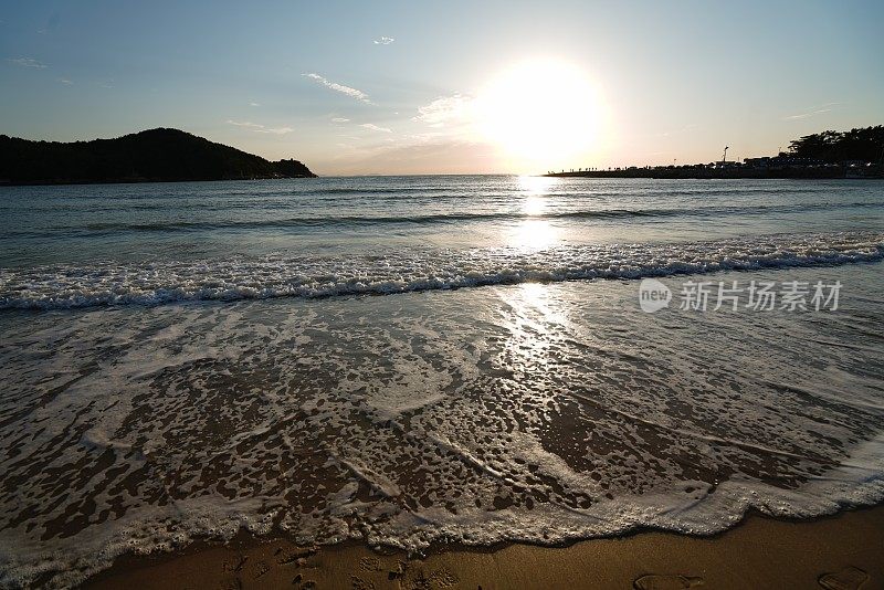 韩国仁川西海海滩的日落