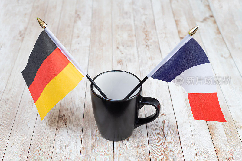 杯子里装着德国和法国国旗