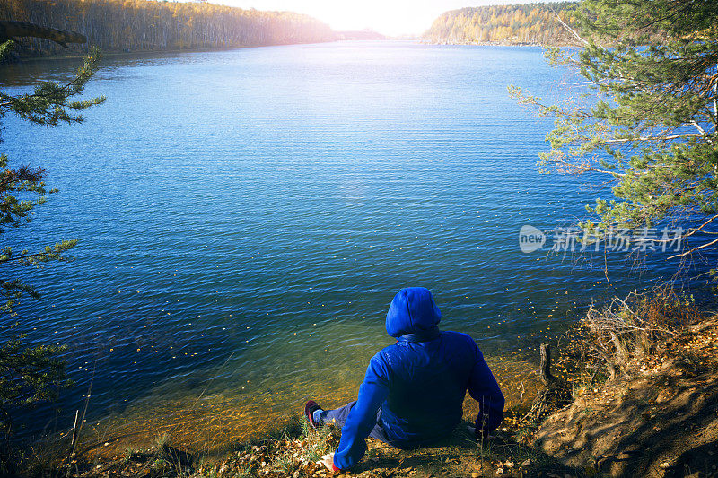 孤独的人看着湖水