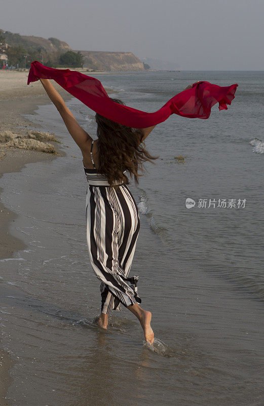 年轻的巴西女人与披肩在西尔利夫里伊斯坦布尔的海滩土耳其