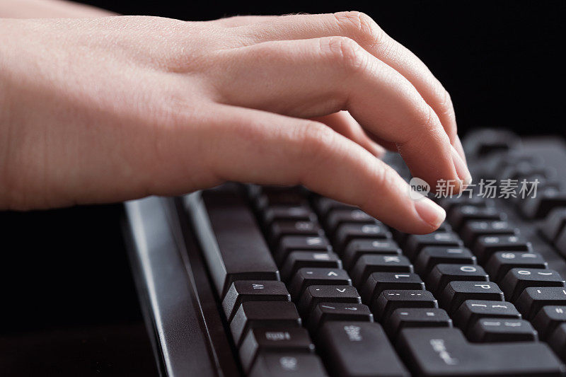 女人用右手在电脑键盘上打字