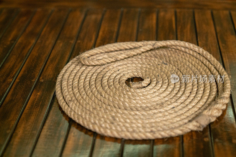 木甲板上的一卷绳子