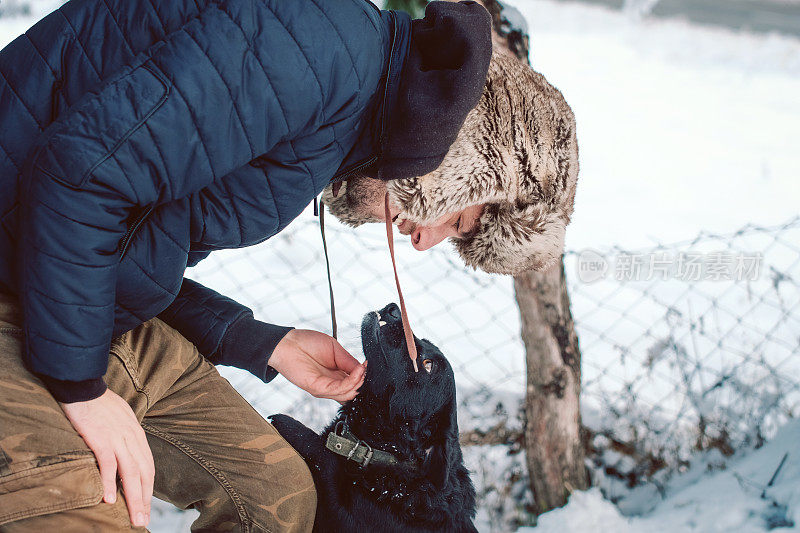 一个男人和他的狗在雪中的肖像