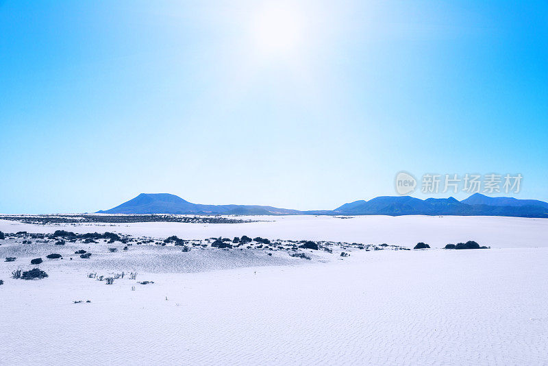 沙丘景观和地平线上的山脉-富埃特文图拉，西班牙