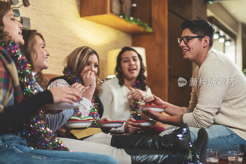 Z一代西班牙裔和混血儿圣诞派对节日季庆祝活动