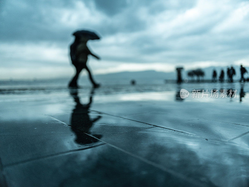 人们在雨中行走