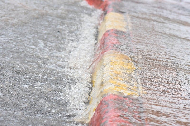 雨水冲刷着人行道