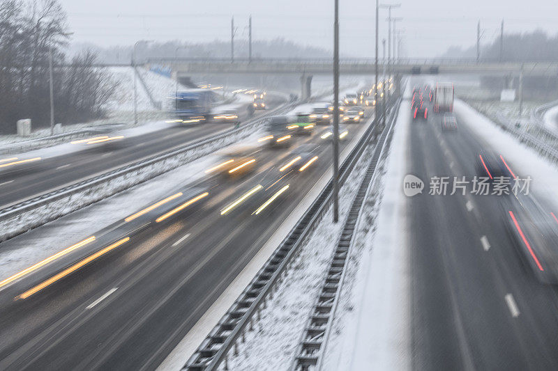 冬季暴风雪期间高速公路上的交通