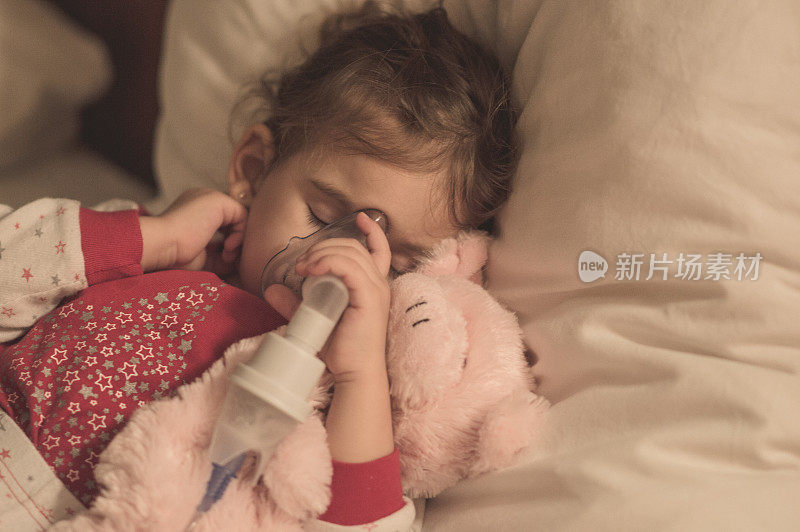 小女孩在吸入治疗中使用喷雾器