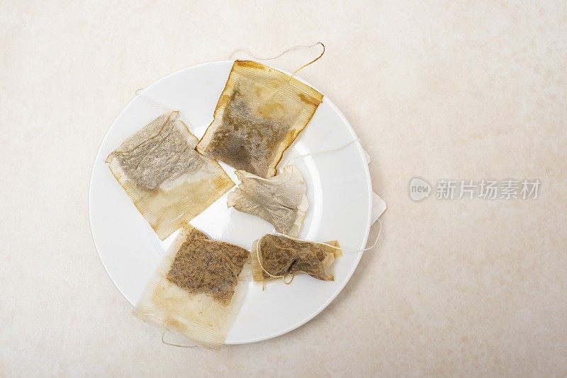 用过的茶包放在白色盘子上