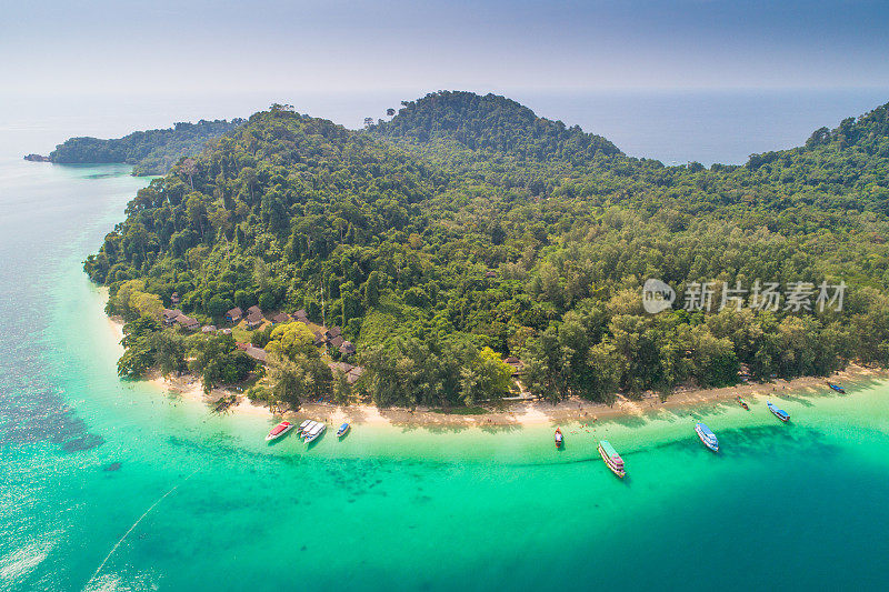 鸟瞰图拍摄热带美丽的海滩海与红树林在泰国南部