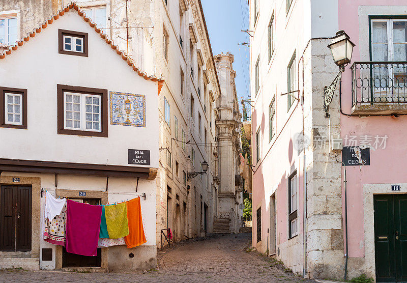 葡萄牙里斯本的老窄街，挂着衣服
