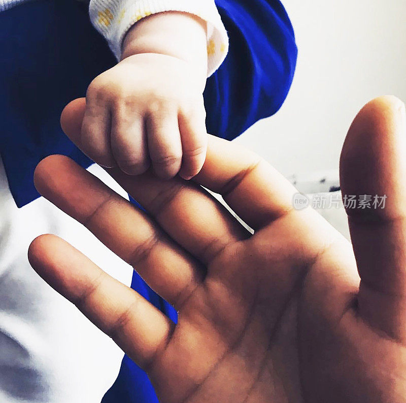 新生婴儿的手指