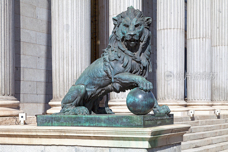 马德里科尔特斯宫外的青铜狮子雕像
