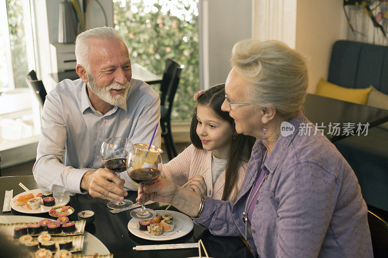 爷爷奶奶和孙女在吃午饭