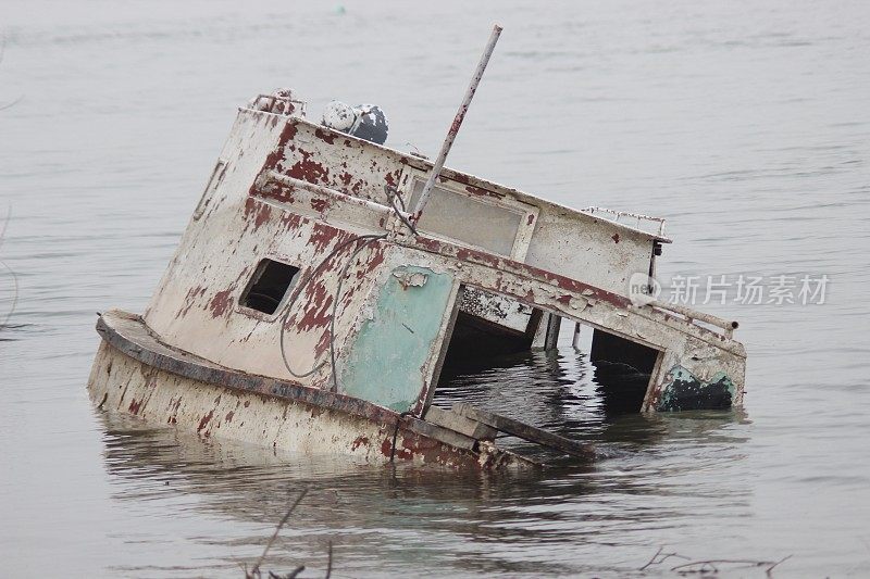 沉船在河水中