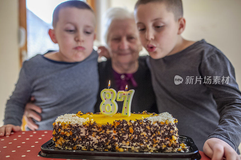 老女人和她爱的人一起庆祝她的87岁生日