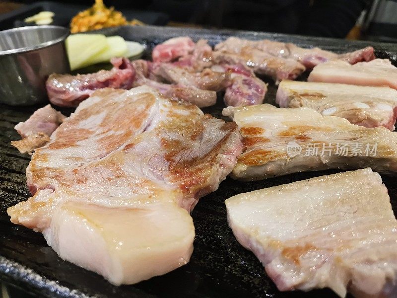 烤猪肉在传统的韩国风格在热板烹饪