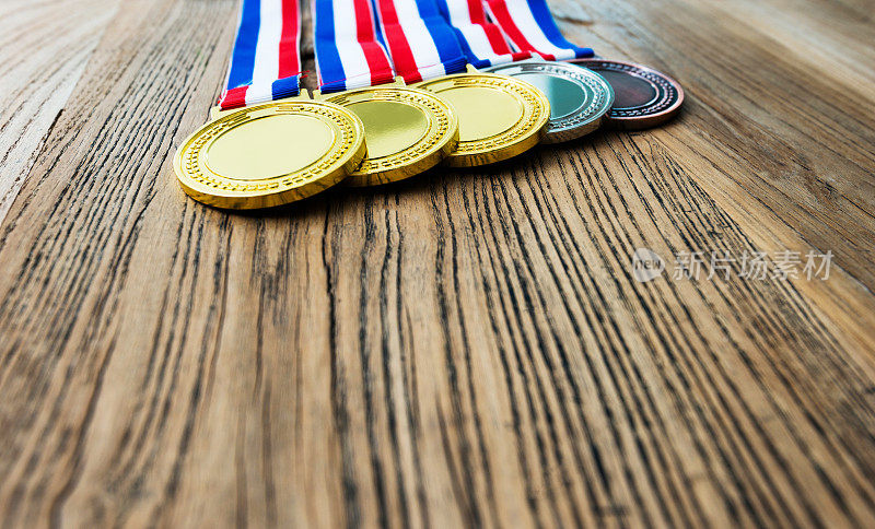 许多奖牌在木制的桌子上