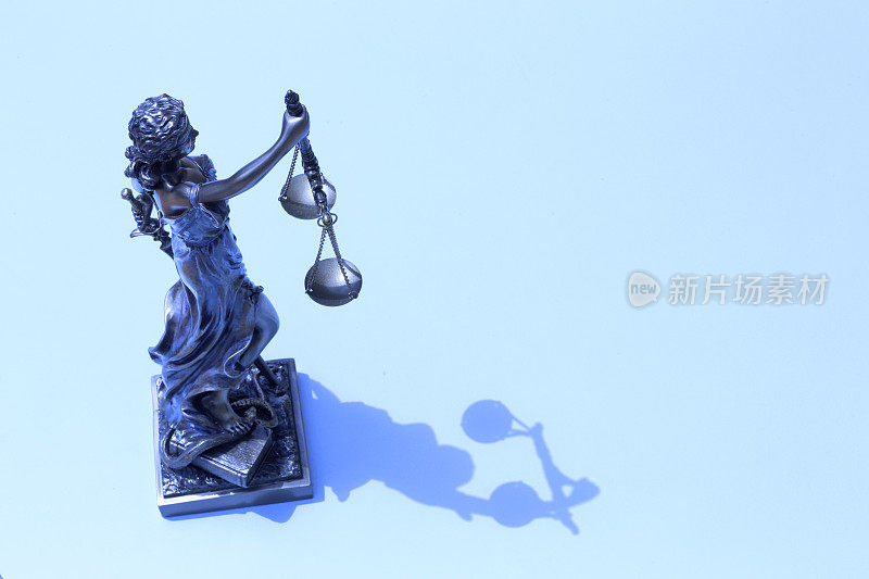 蓝色背景下的正义女神雕像