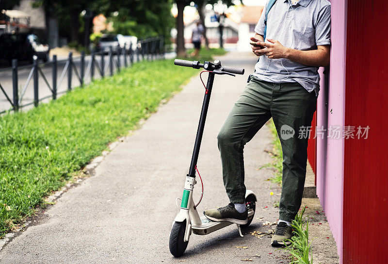 年轻的学生使用电动车