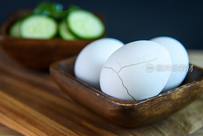 素食早餐，煮鸡蛋和新鲜蔬菜-黄瓜，西红柿