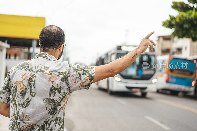 等公共汽车