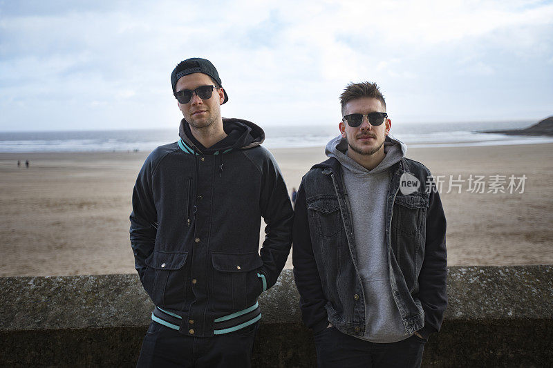 两个年轻人站在沙滩上