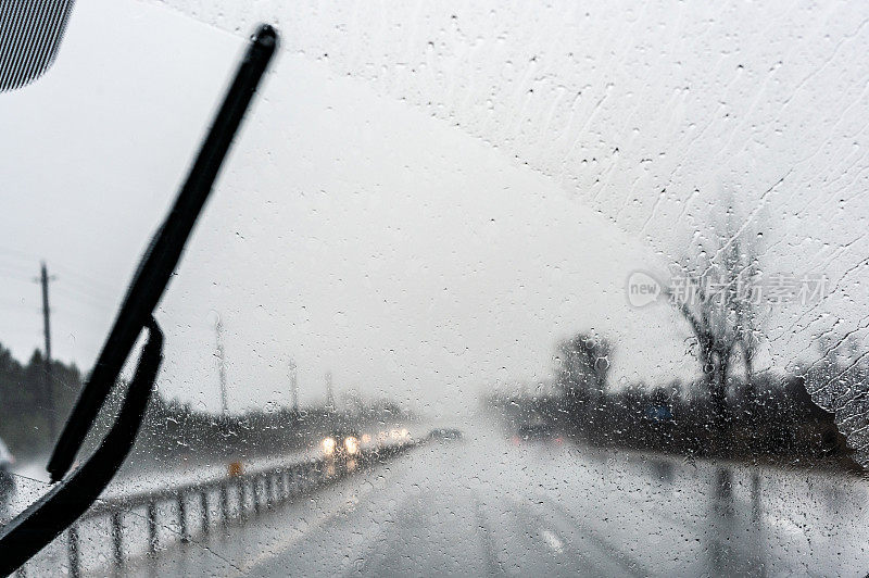 高速公路驾驶:雨刷清除大雨
