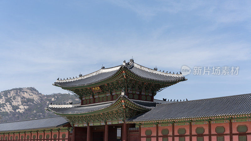 景福宫以山为背景，韩国首尔