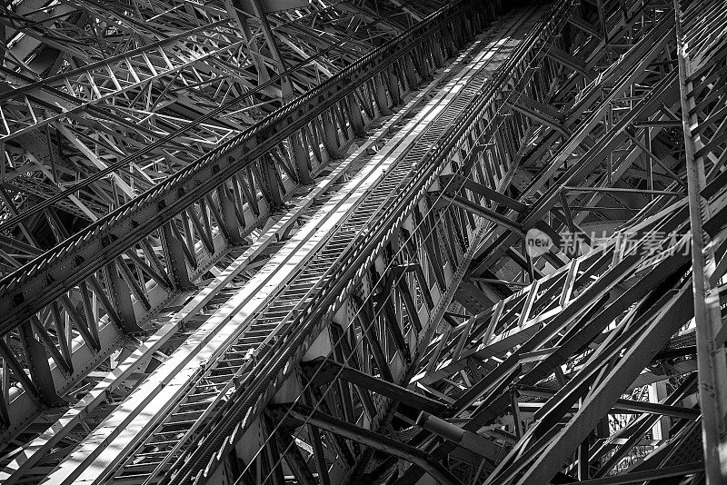 法国巴黎埃菲尔铁塔电梯的细节