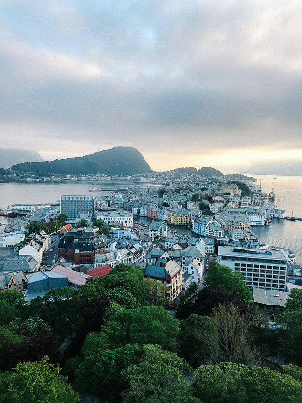 来自Fjellstua观点的Alesund