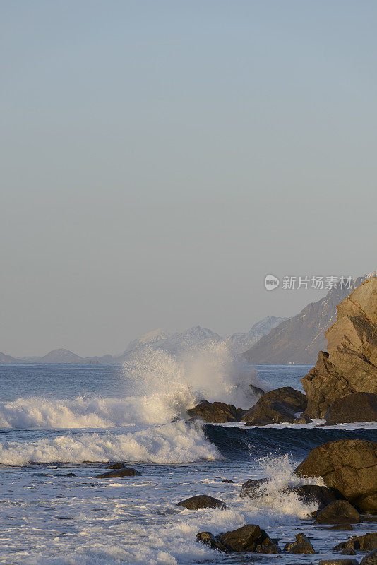 罗浮敦群岛的海浪拍打着Austvagoy海岸