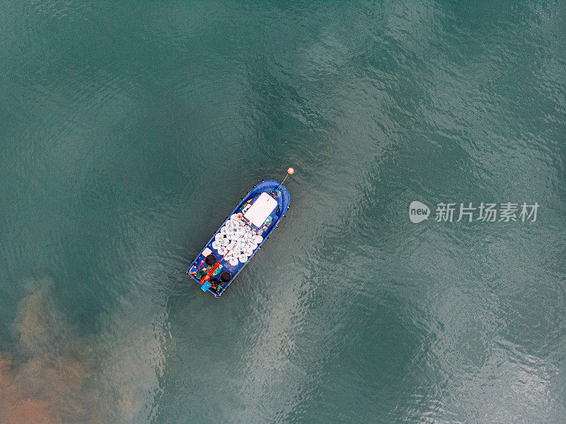 鸟瞰海上渔船