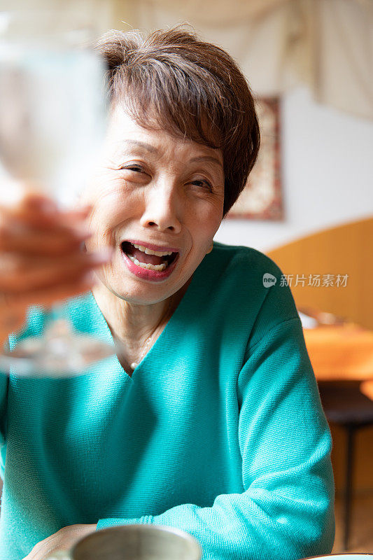 高级女人和酒杯