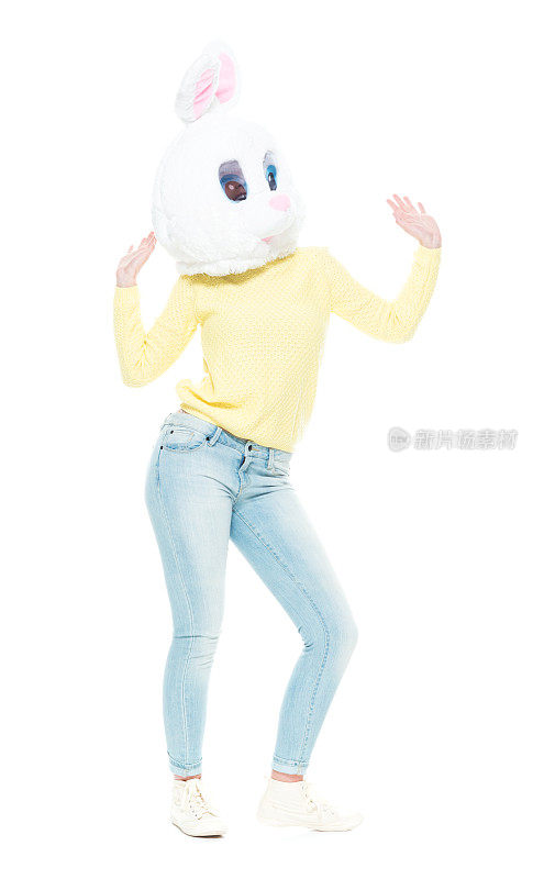 兔子穿着毛衣和牛仔裤