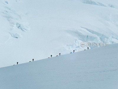 在雪道上徒步旅行的团队