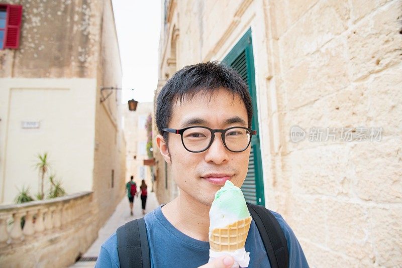 在炎热的夏日享用冰淇淋
