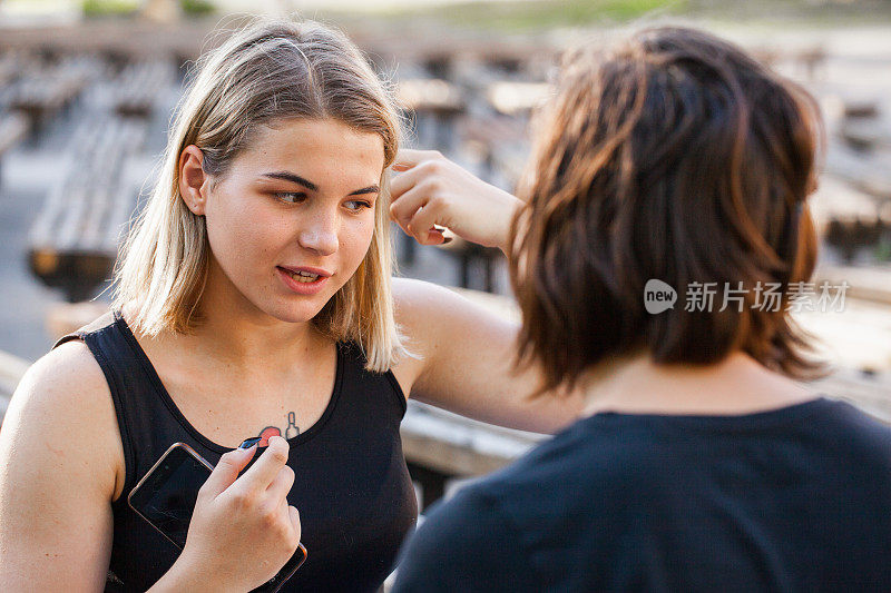 两个十几岁的女孩在户外聊天